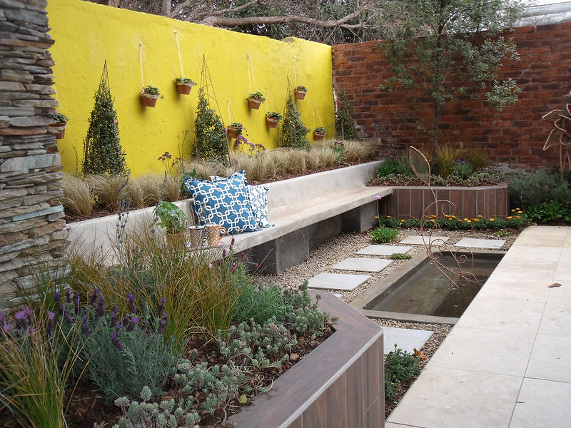Landscaped feature wall