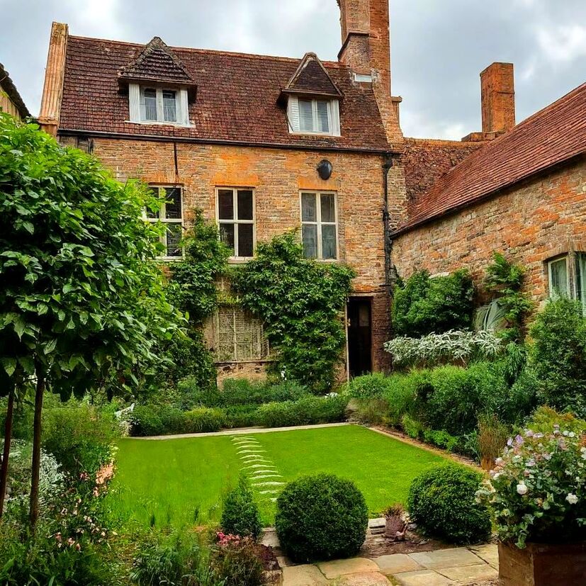 English garden courtyard