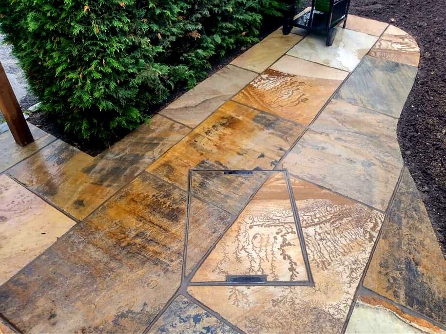 Mint fossil paving with recess manhole