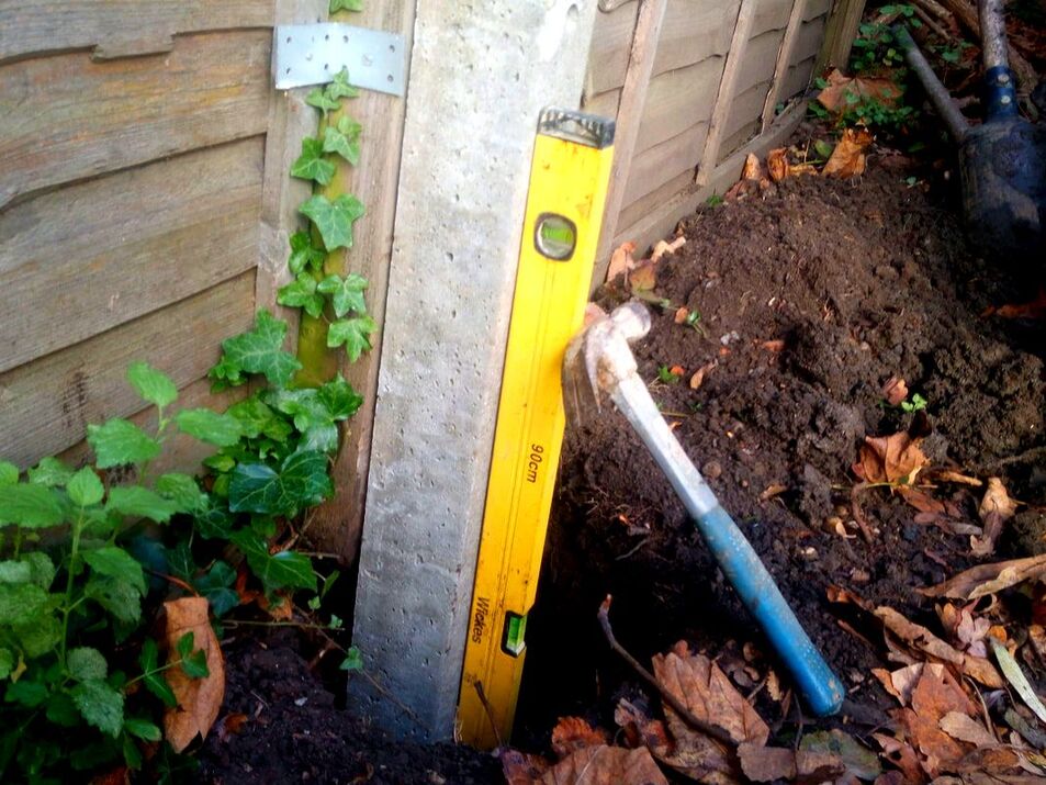 Levelling a fence post with a level
