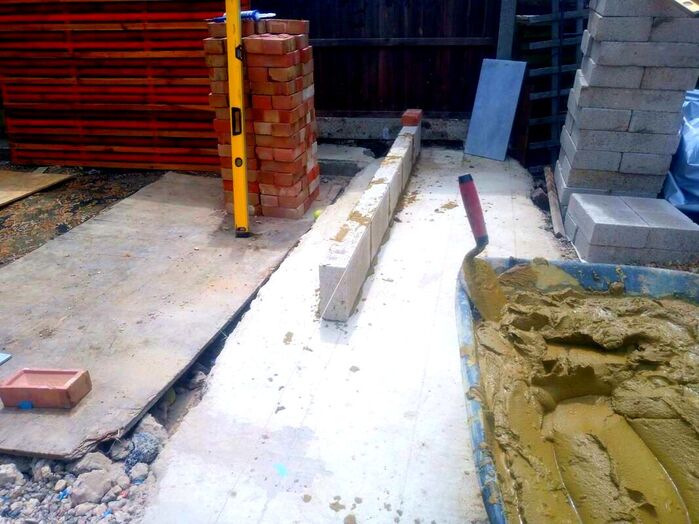 Laying concrete blocks on mortar