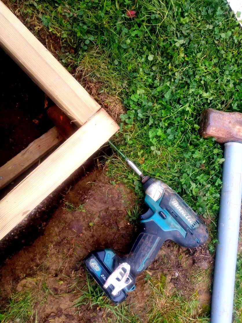 Fixing timber edging with screws