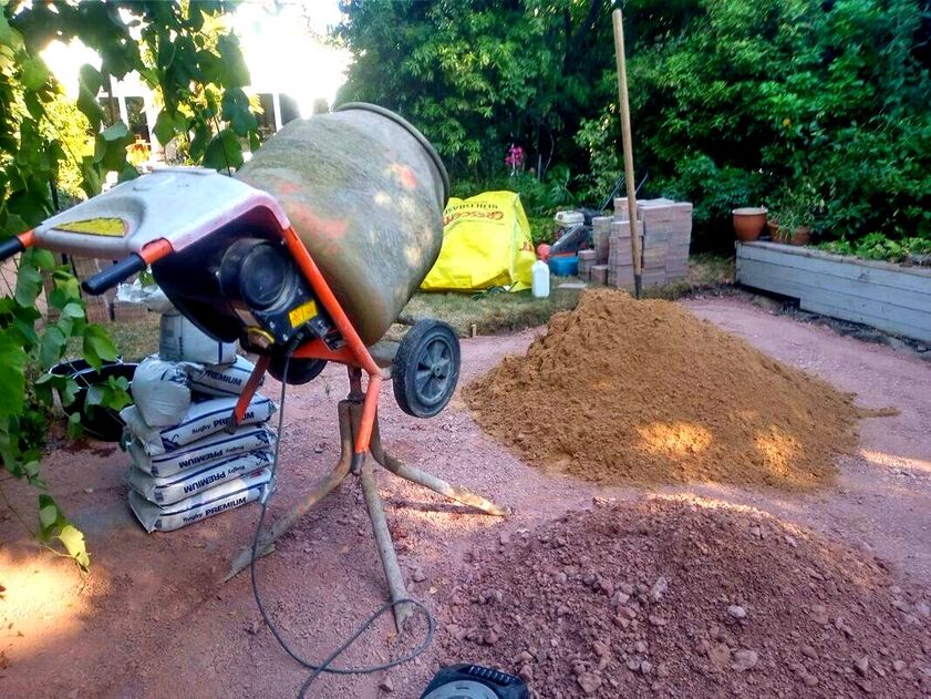 Mixing mortar for paving