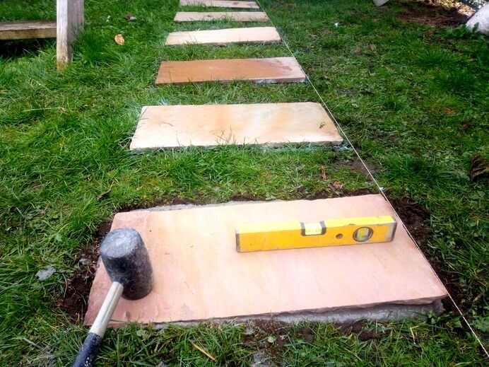 laying stepping stones in lawn