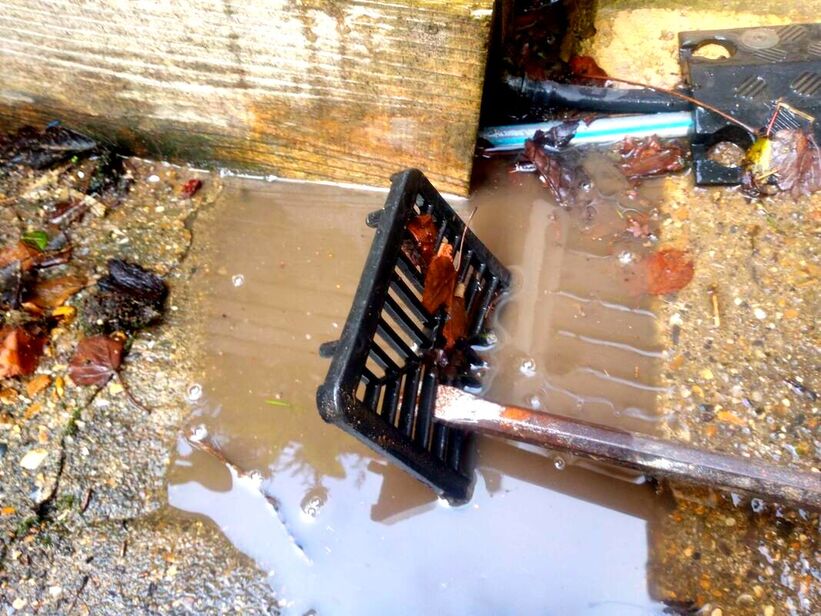 lifting a drainage grate