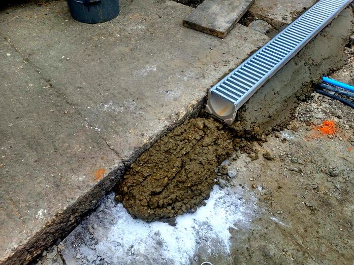 Laying drainage channels with grates on concrete