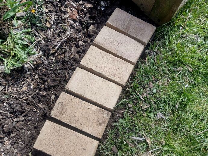 Brick lawn edging