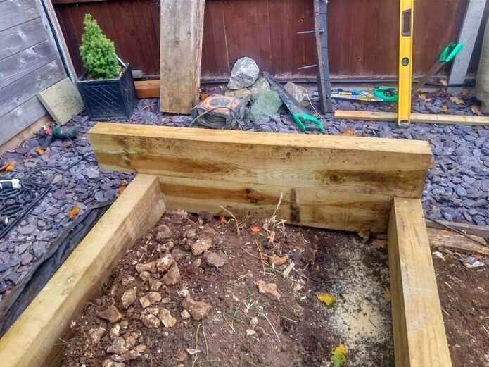 Staggering joins to a sleeper raised bed for alpines