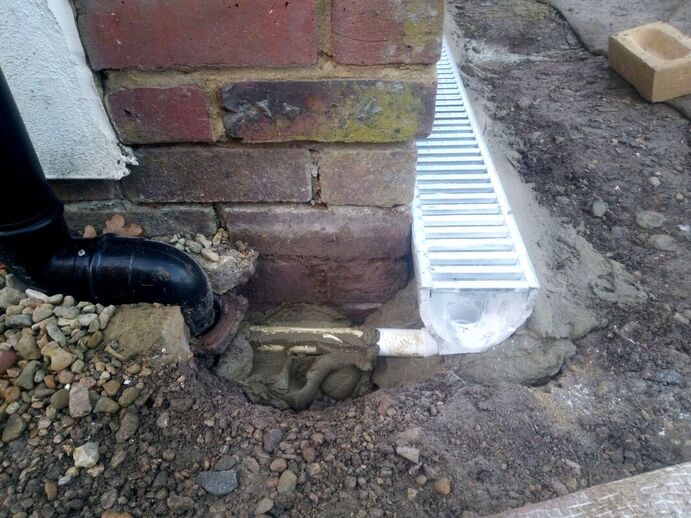 Encasing drainage pipes with mortar