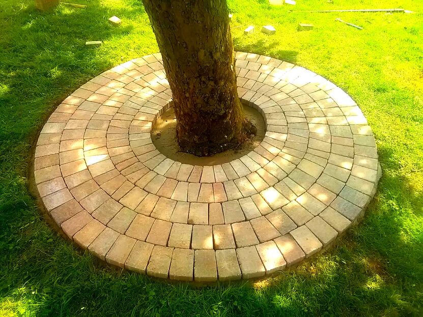 Block paving laid to a circle curve