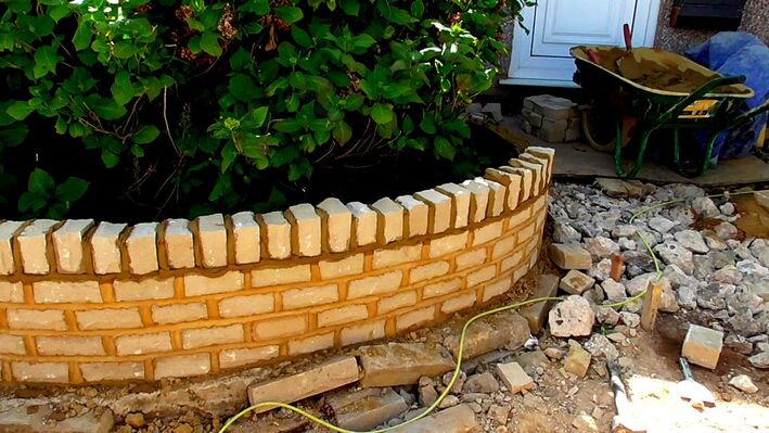 Building stone wall